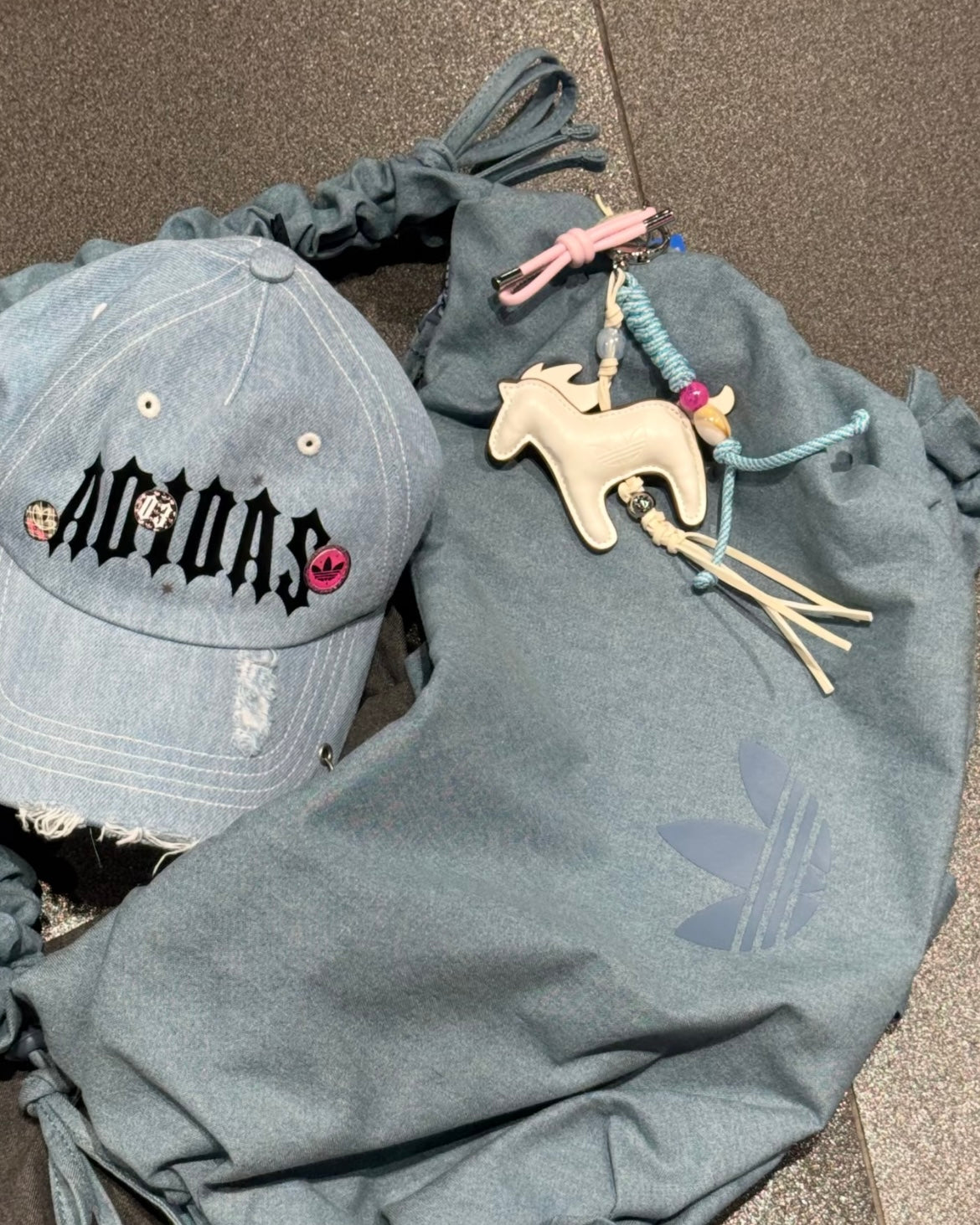 ADIDAS 馬年鎖匙扣 | 2 COLORS