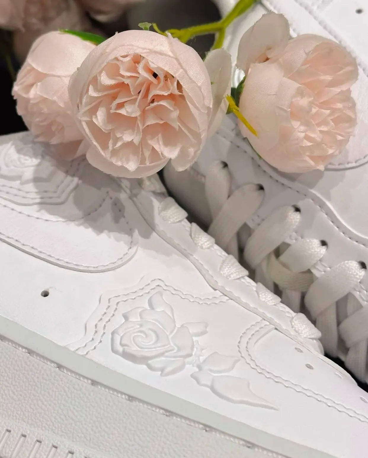 NIKE AIR FORCE 1 | EMBOSSED WHITE ROSE