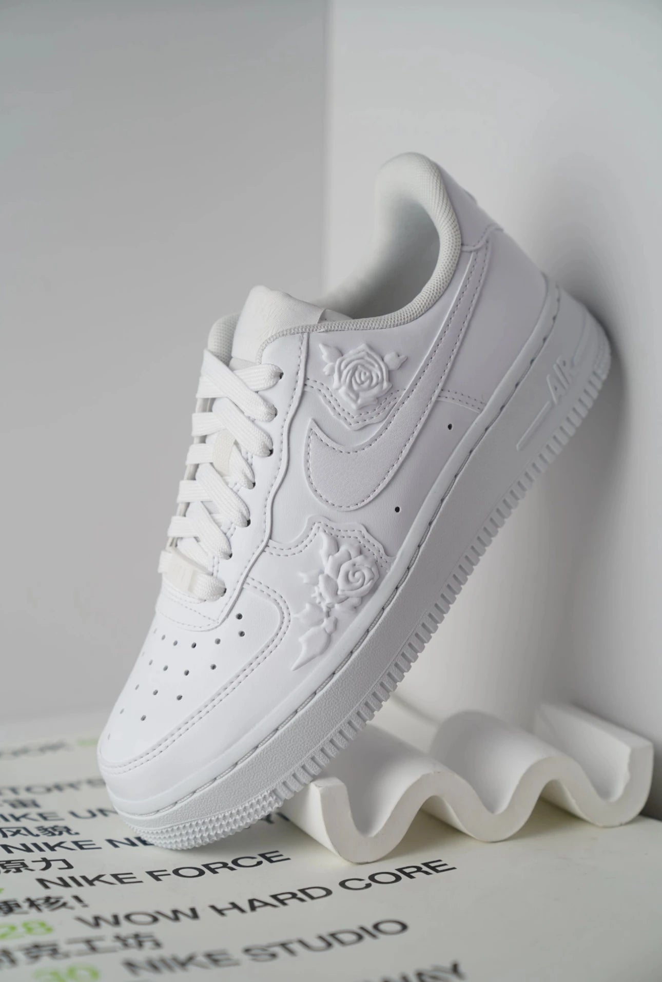 NIKE AIR FORCE 1 | EMBOSSED WHITE ROSE