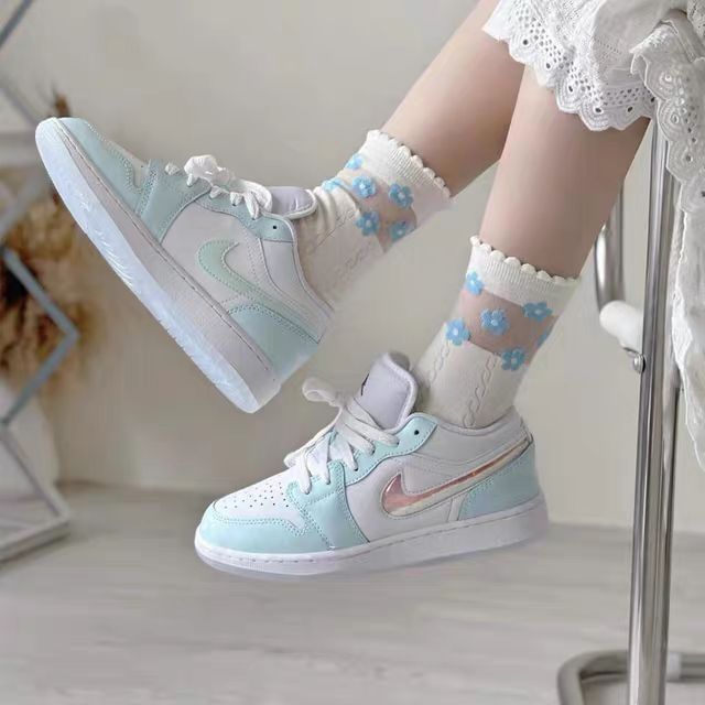 NIKE AIR JORDAN 1 LOW GS | PALE BLUE ( 閃粉流砂 )