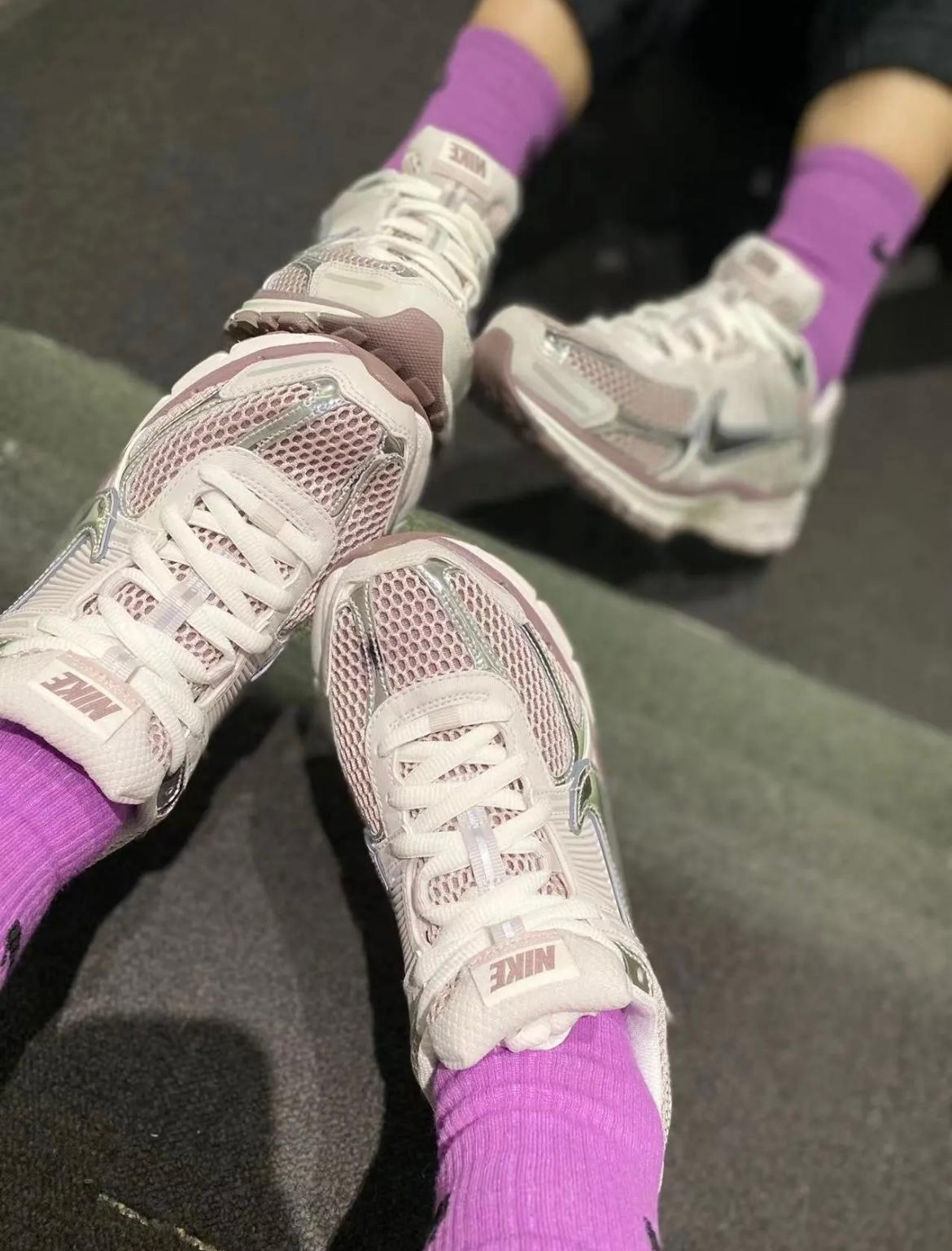 NIKE ZOOM VOMERO 5 | PINK SILVER
