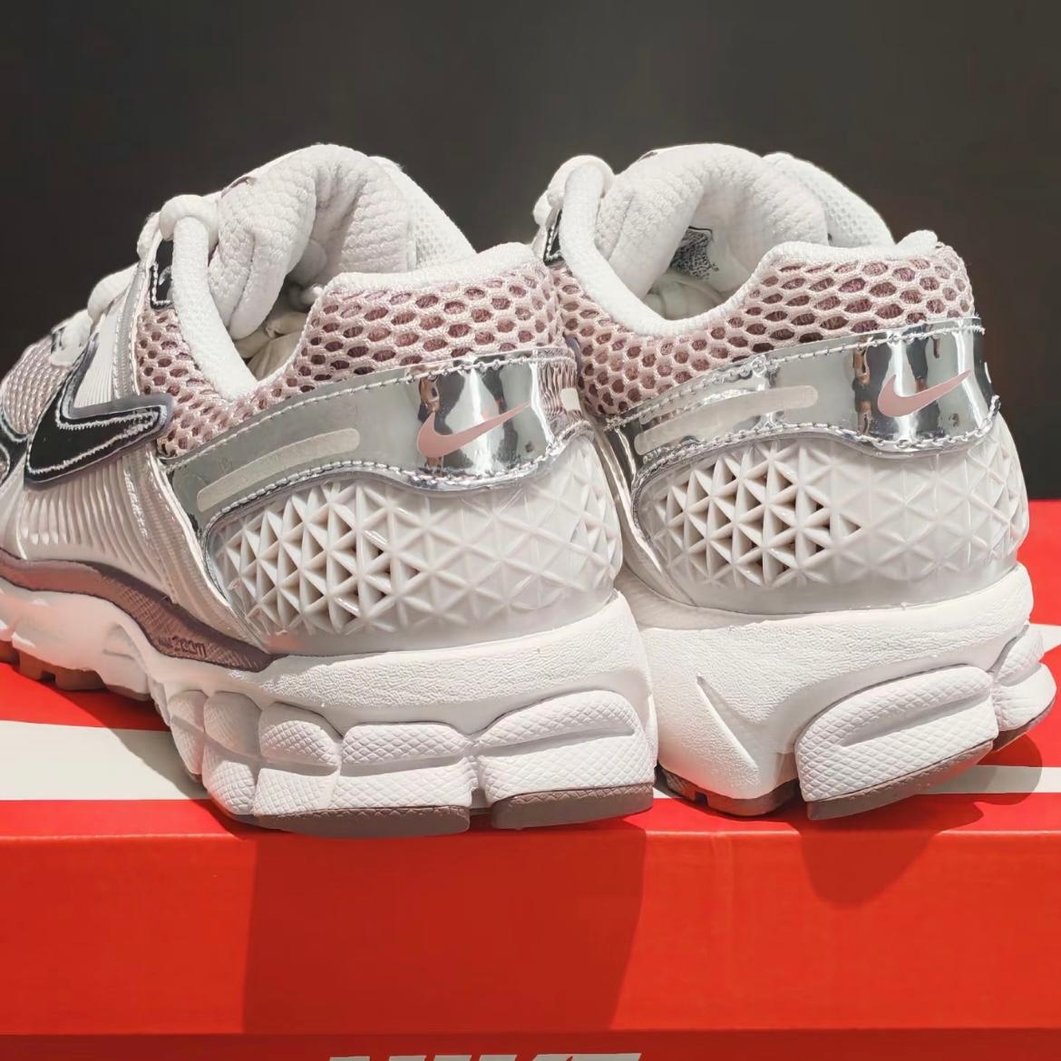 NIKE ZOOM VOMERO 5 | PINK SILVER
