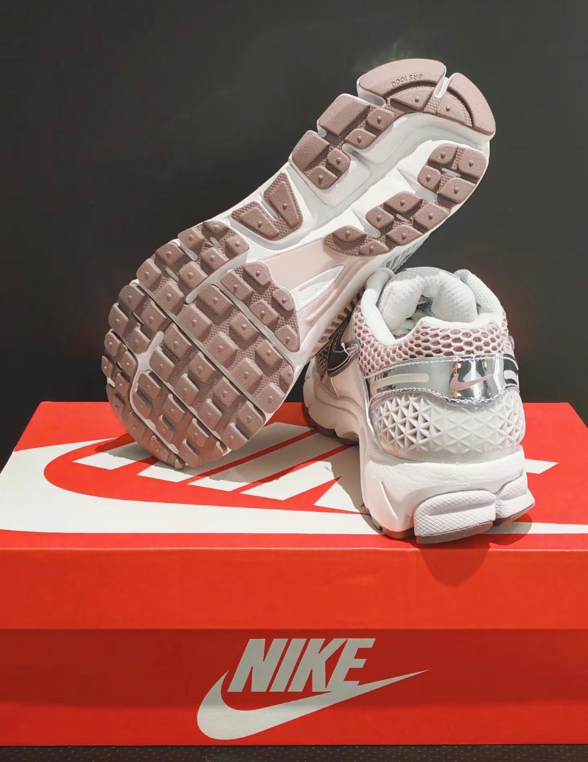 NIKE ZOOM VOMERO 5 | PINK SILVER