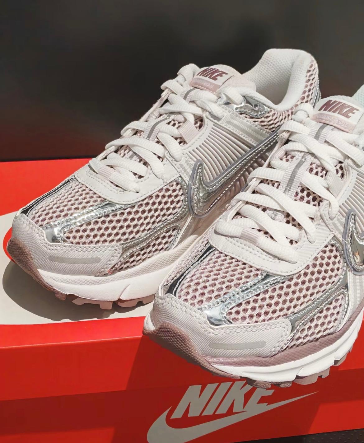 NIKE ZOOM VOMERO 5 | PINK SILVER