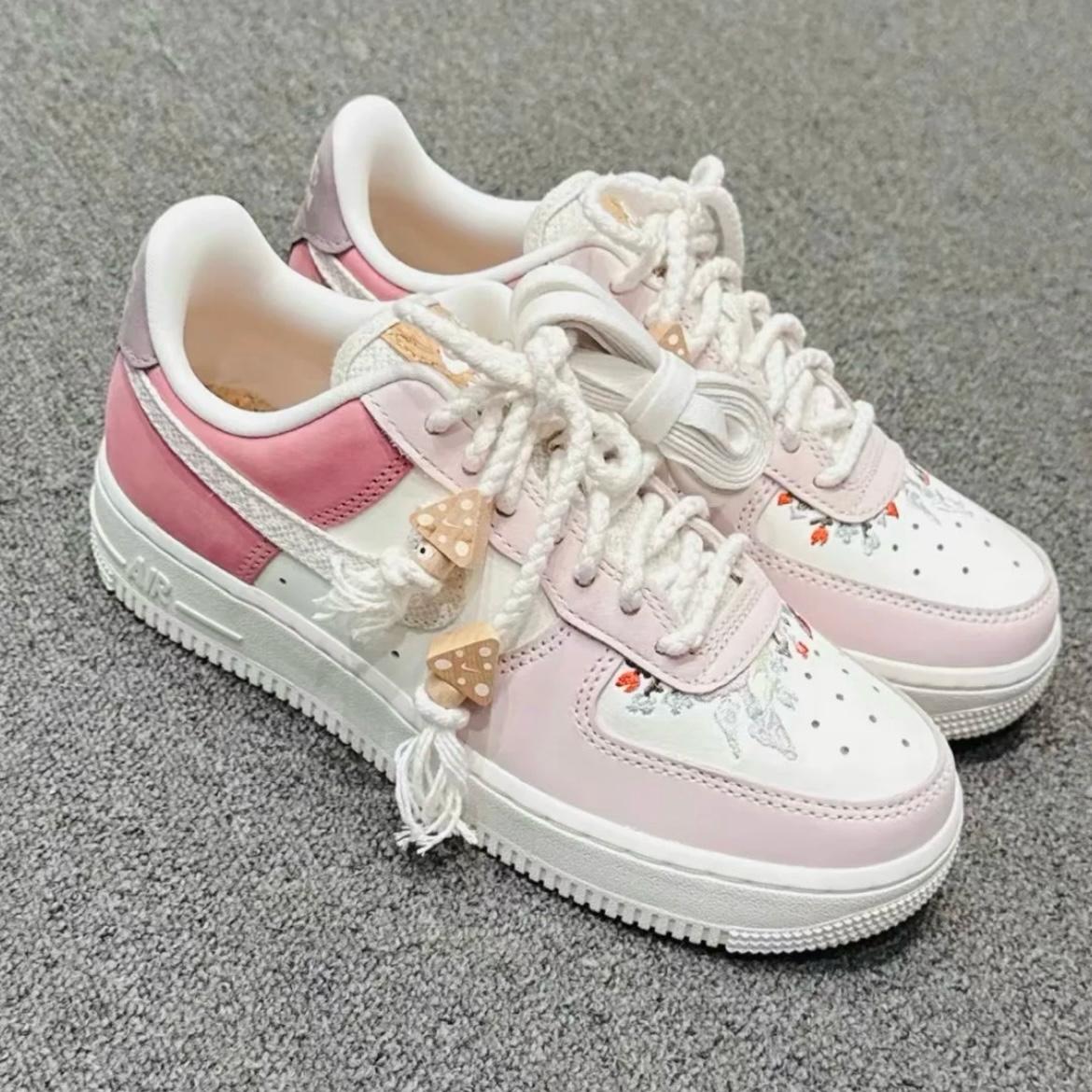 NIKE AIR FORCE 1 | MUSHROOM PINK