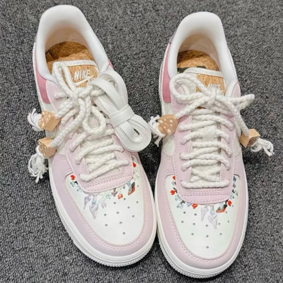 NIKE AIR FORCE 1 | MUSHROOM PINK