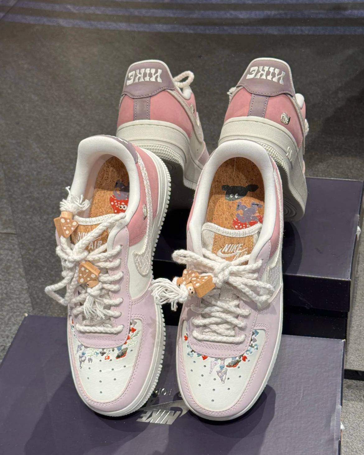 NIKE AIR FORCE 1 | MUSHROOM PINK