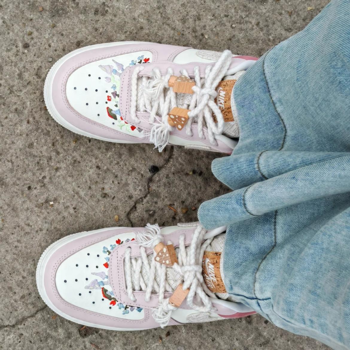 NIKE AIR FORCE 1 | MUSHROOM PINK