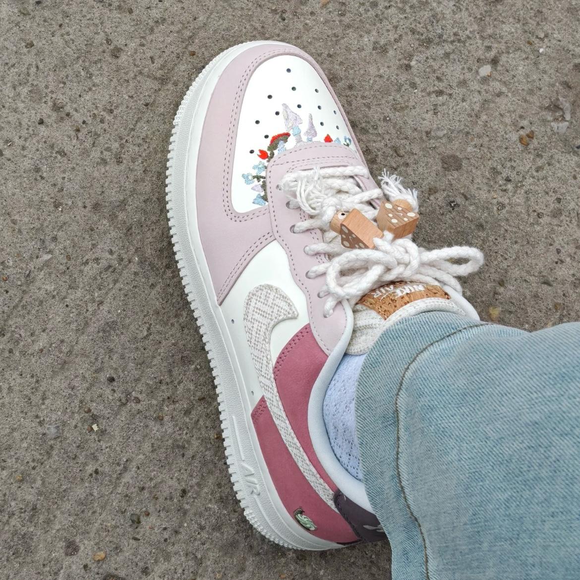 NIKE AIR FORCE 1 | MUSHROOM PINK