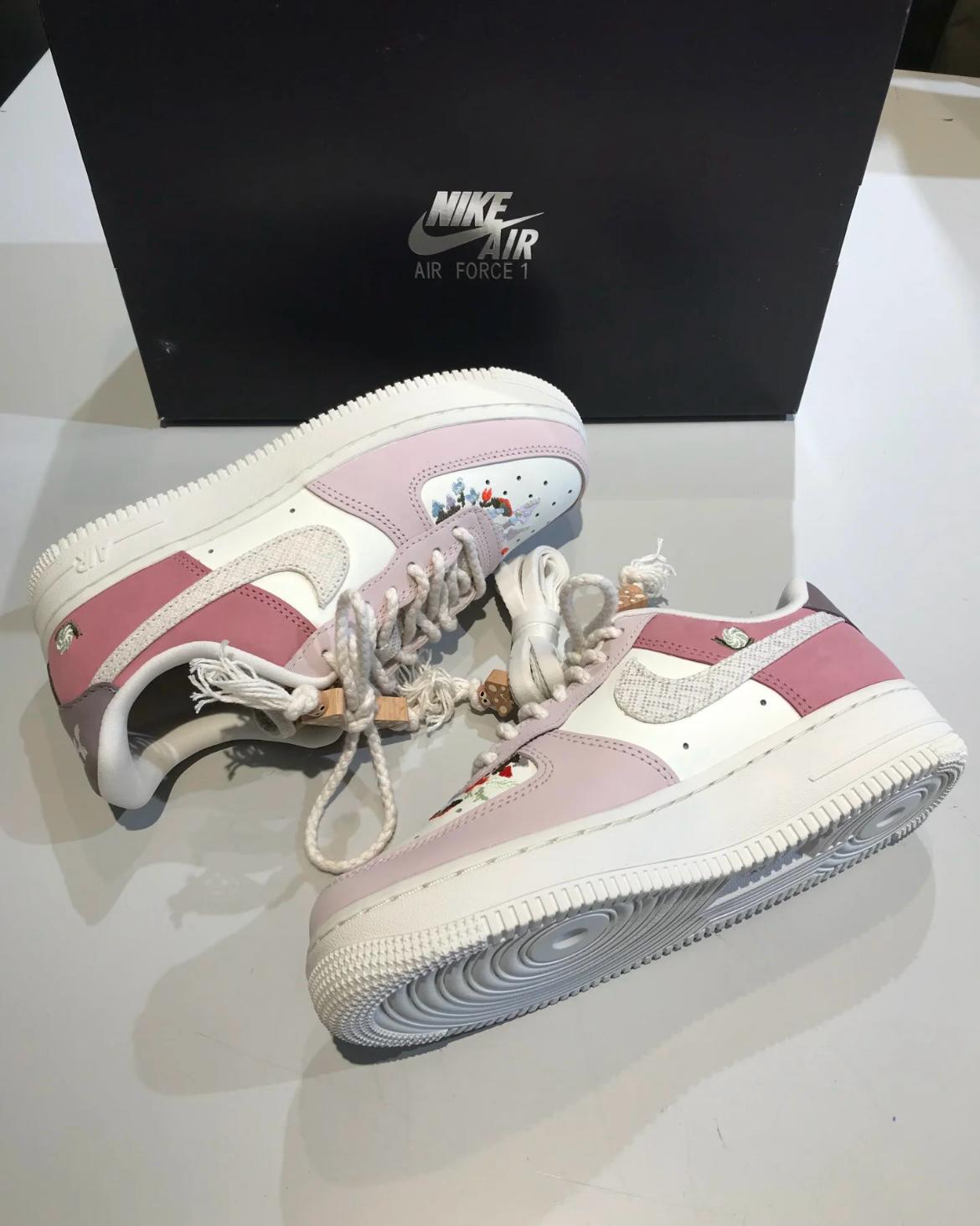 NIKE AIR FORCE 1 | MUSHROOM PINK