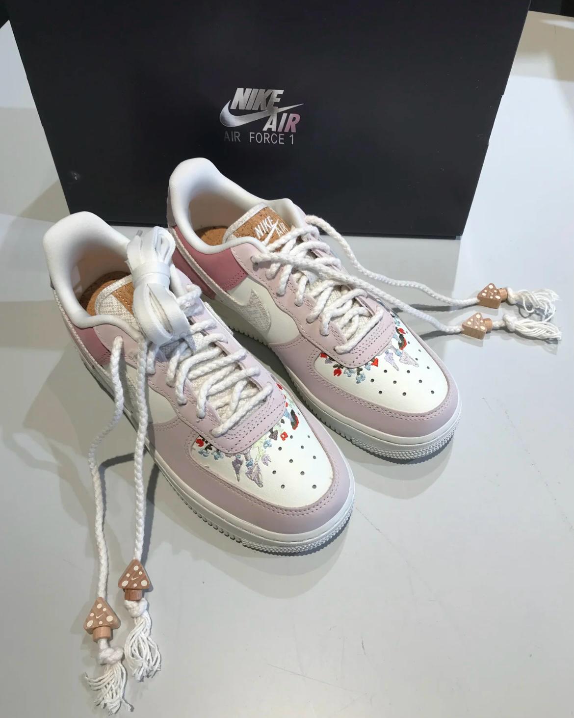 NIKE AIR FORCE 1 | MUSHROOM PINK