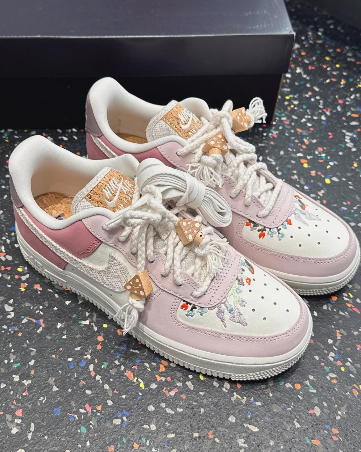 NIKE AIR FORCE 1 | MUSHROOM PINK