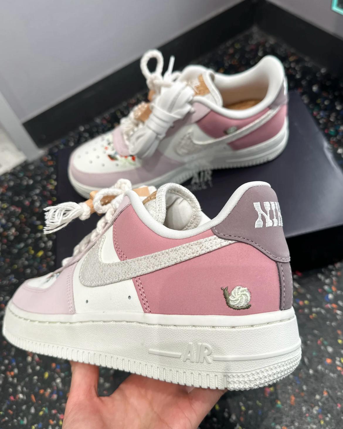 NIKE AIR FORCE 1 | MUSHROOM PINK