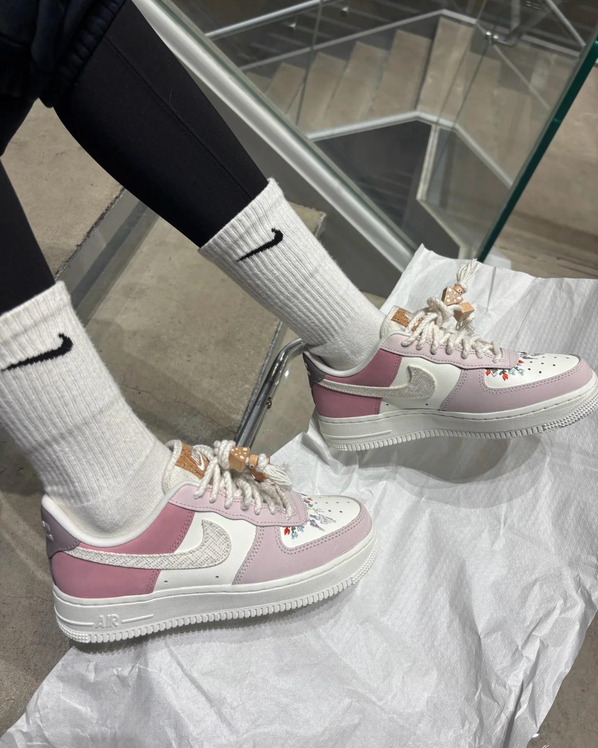 NIKE AIR FORCE 1 | MUSHROOM PINK