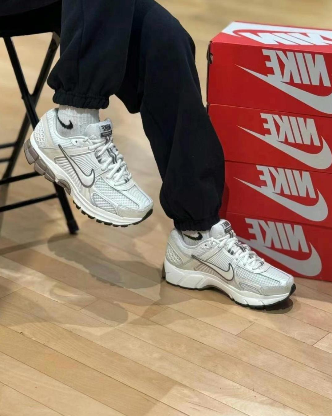 NIKE ZOOM VOMERO 5 | PEARL BROWN