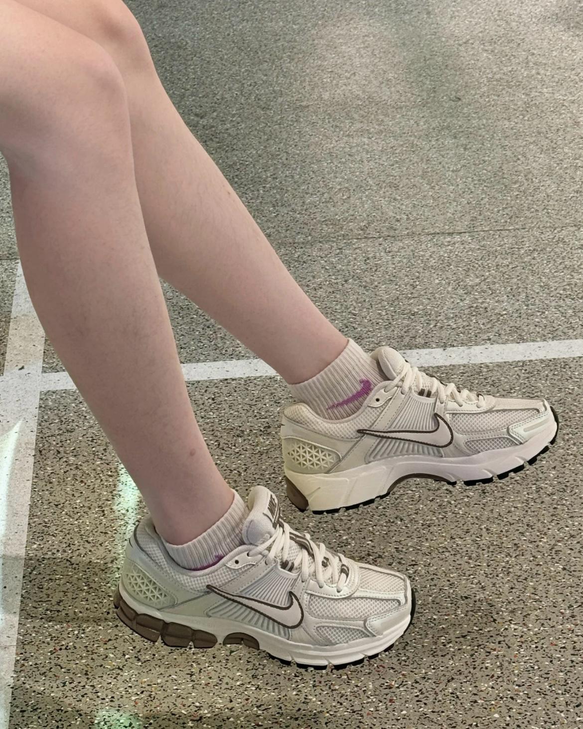 NIKE ZOOM VOMERO 5 | PEARL BROWN