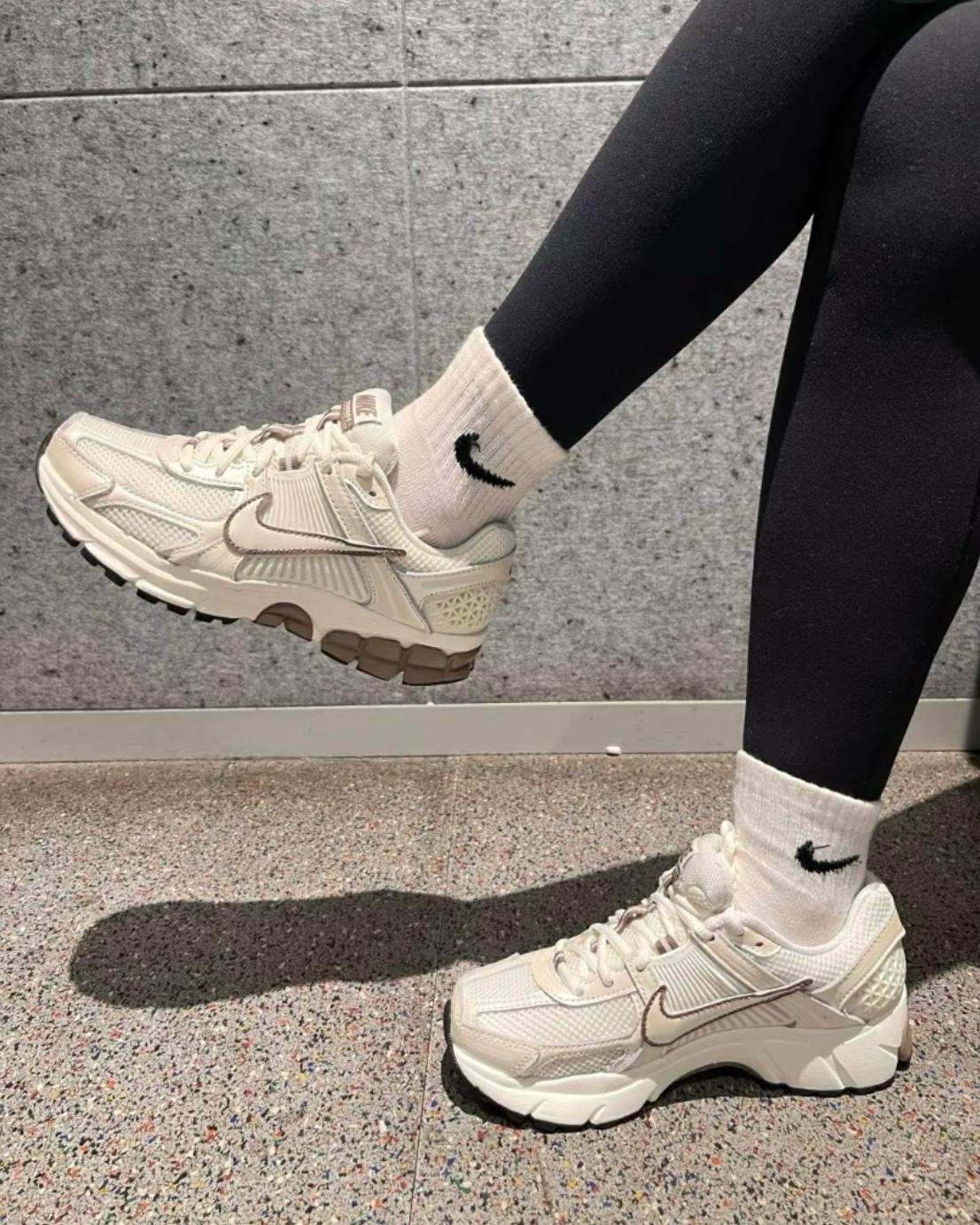 NIKE ZOOM VOMERO 5 | PEARL BROWN