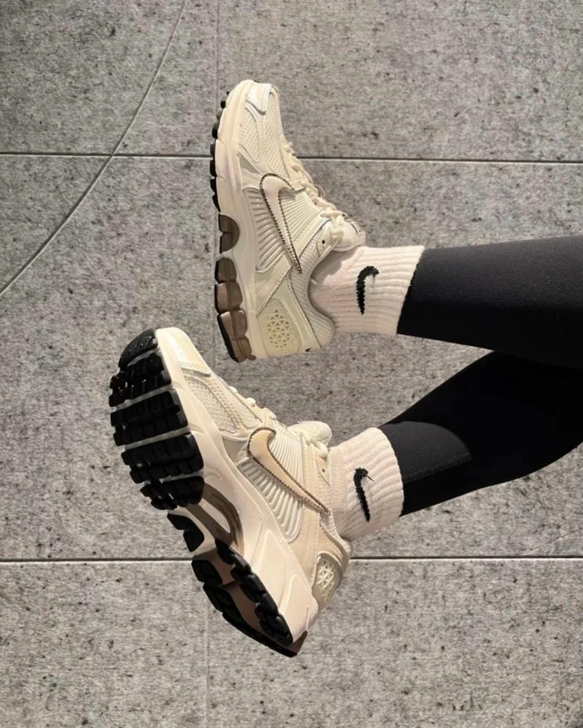 NIKE ZOOM VOMERO 5 | PEARL BROWN