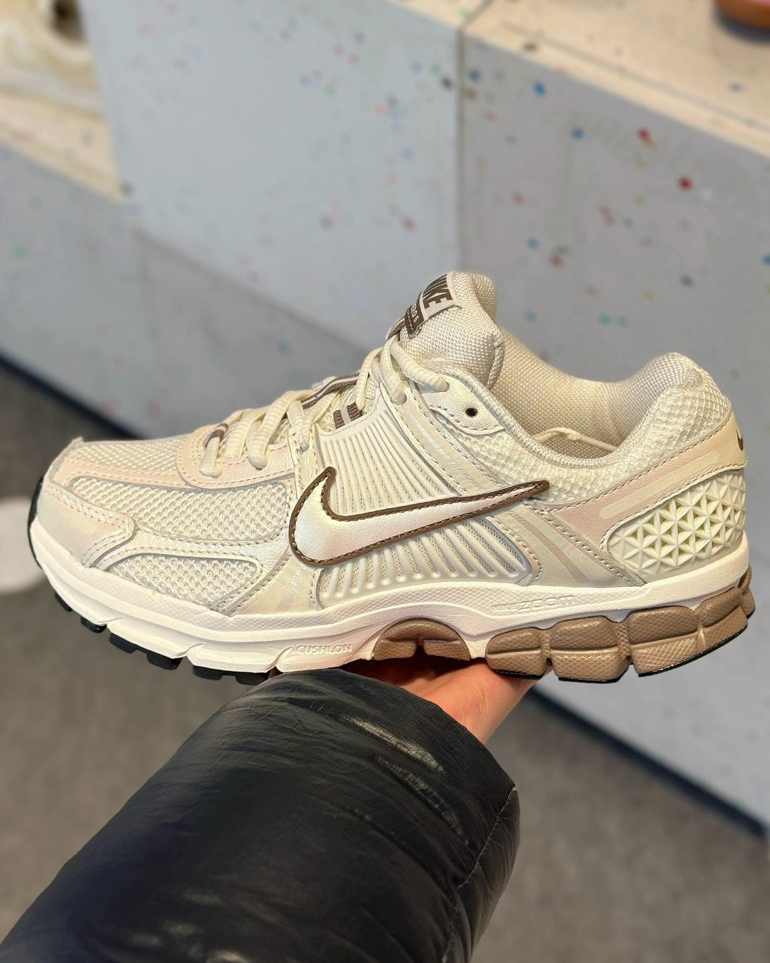 NIKE ZOOM VOMERO 5 | PEARL BROWN