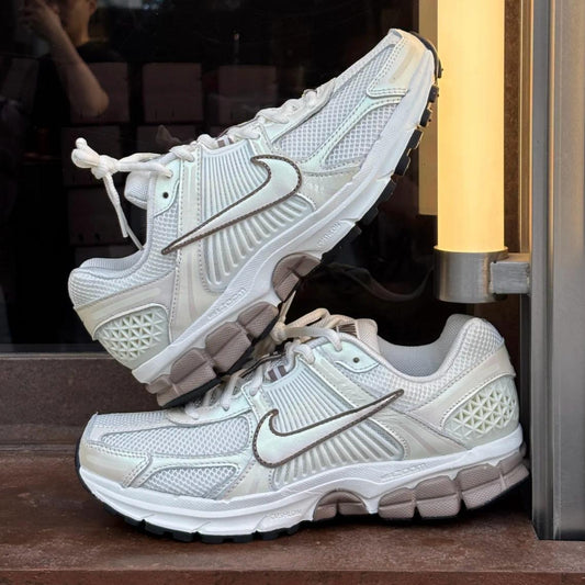 NIKE ZOOM VOMERO 5 | PEARL BROWN