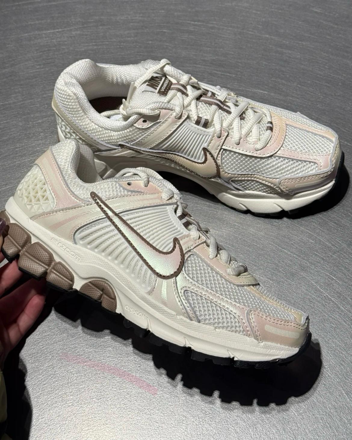 NIKE ZOOM VOMERO 5 | PEARL BROWN