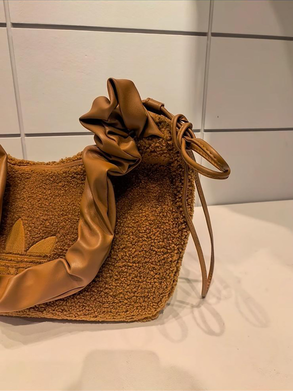 ADIDAS CORDUROY 毛毛雲朵袋 | 2 COLORS