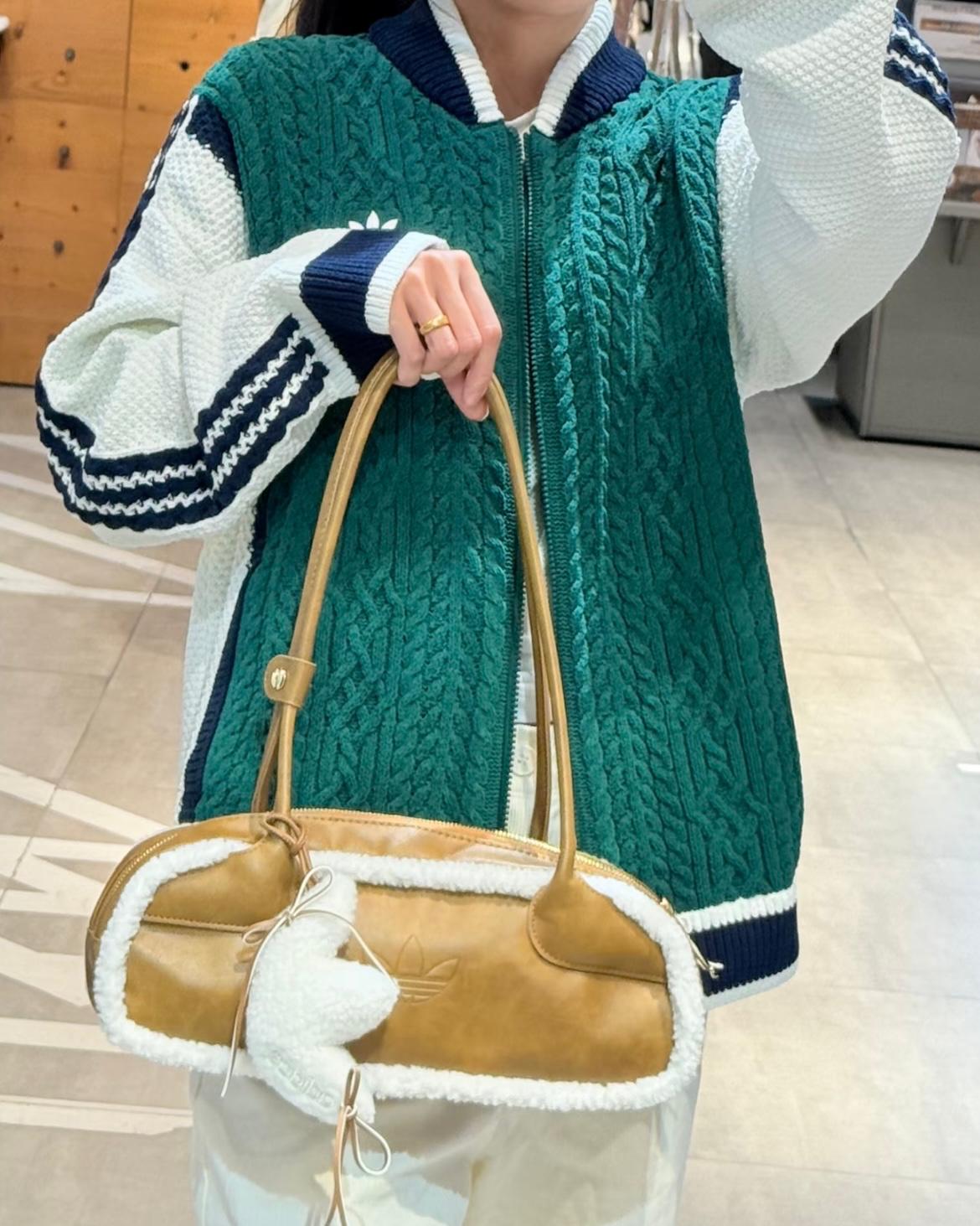 ADIDAS 毛毛邊復古仿皮袋 | CARAMEL
