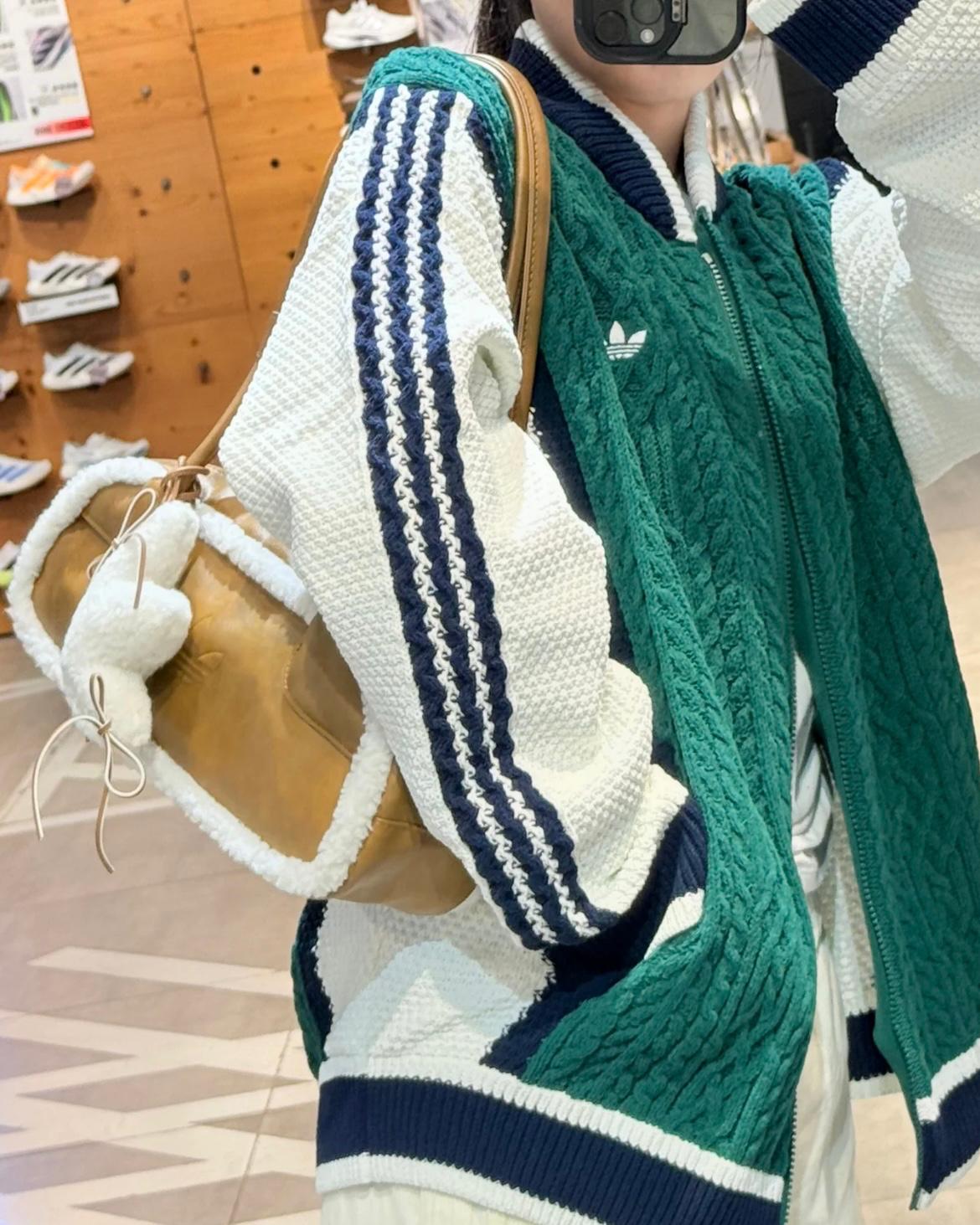 ADIDAS 毛毛邊復古仿皮袋 | CARAMEL