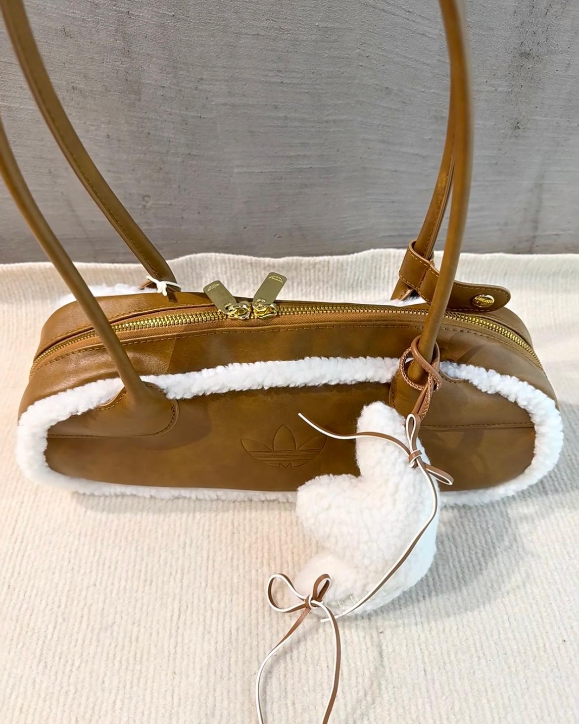 ADIDAS 毛毛邊復古仿皮袋 | CARAMEL