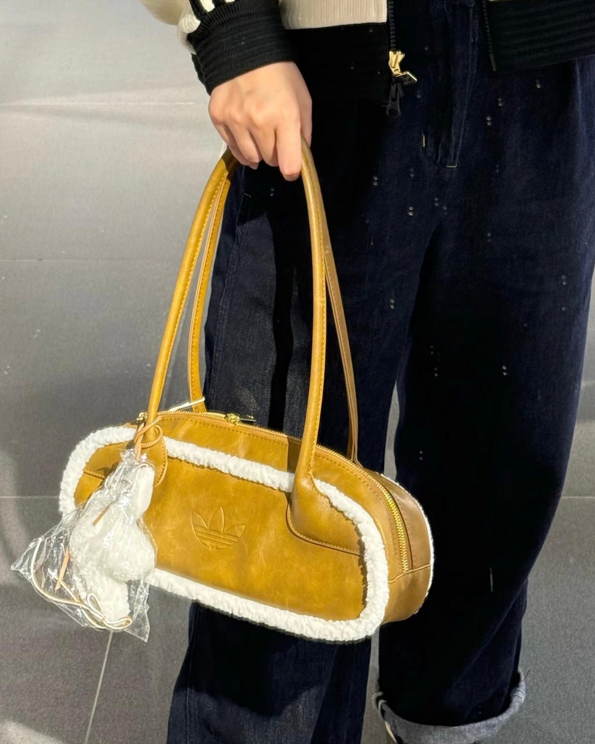 ADIDAS 毛毛邊復古仿皮袋 | CARAMEL