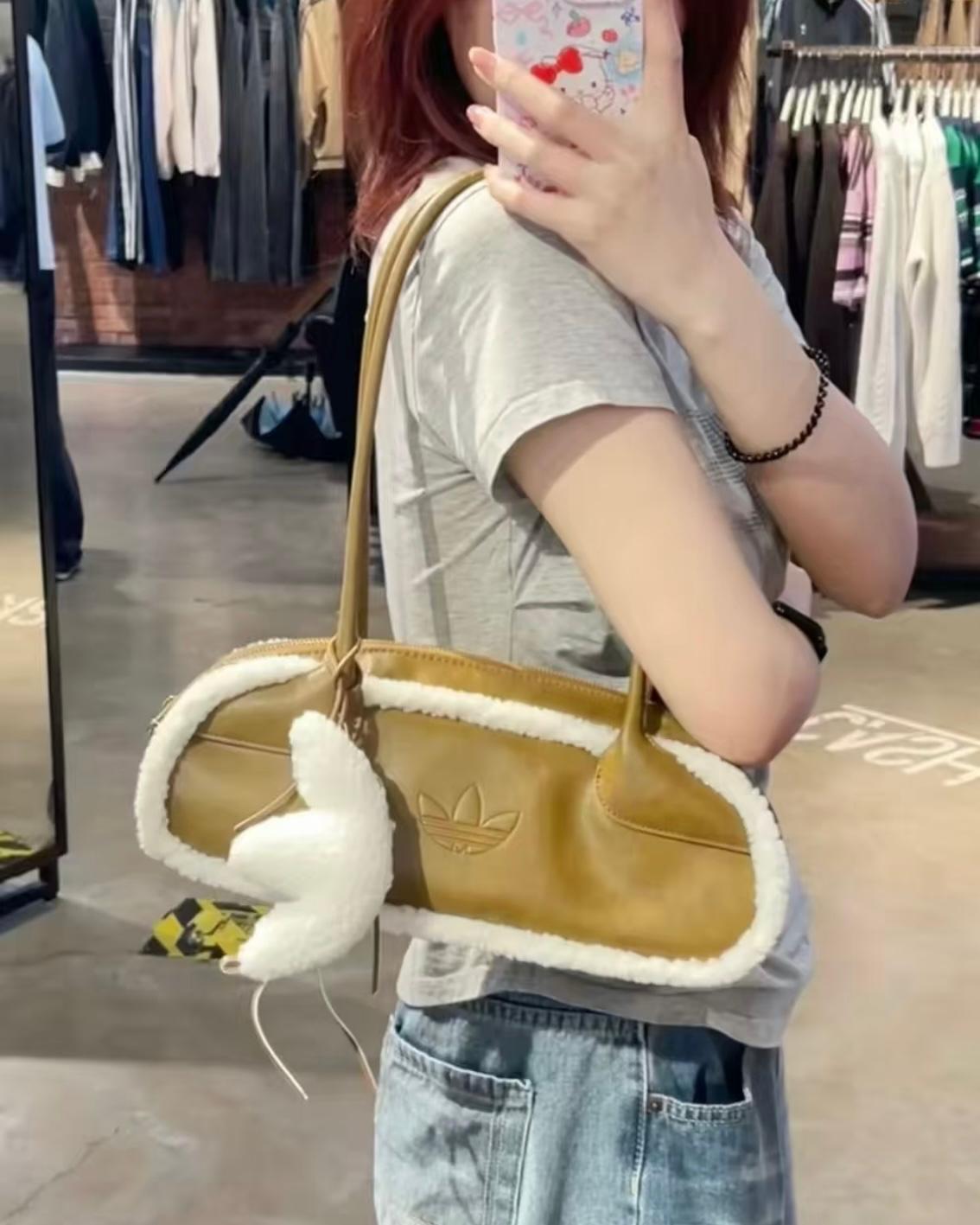 ADIDAS 毛毛邊復古仿皮袋 | CARAMEL