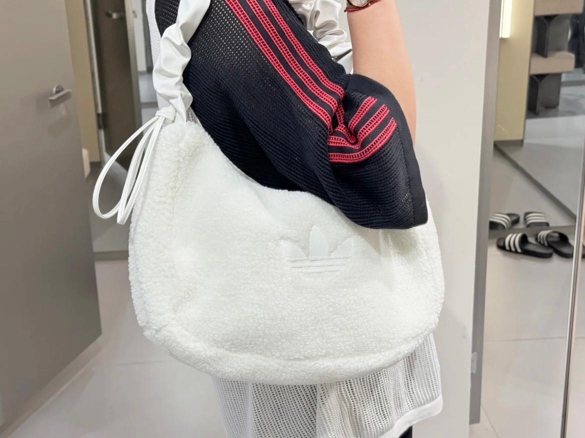 ADIDAS CORDUROY 毛毛雲朵袋 | 2 COLORS