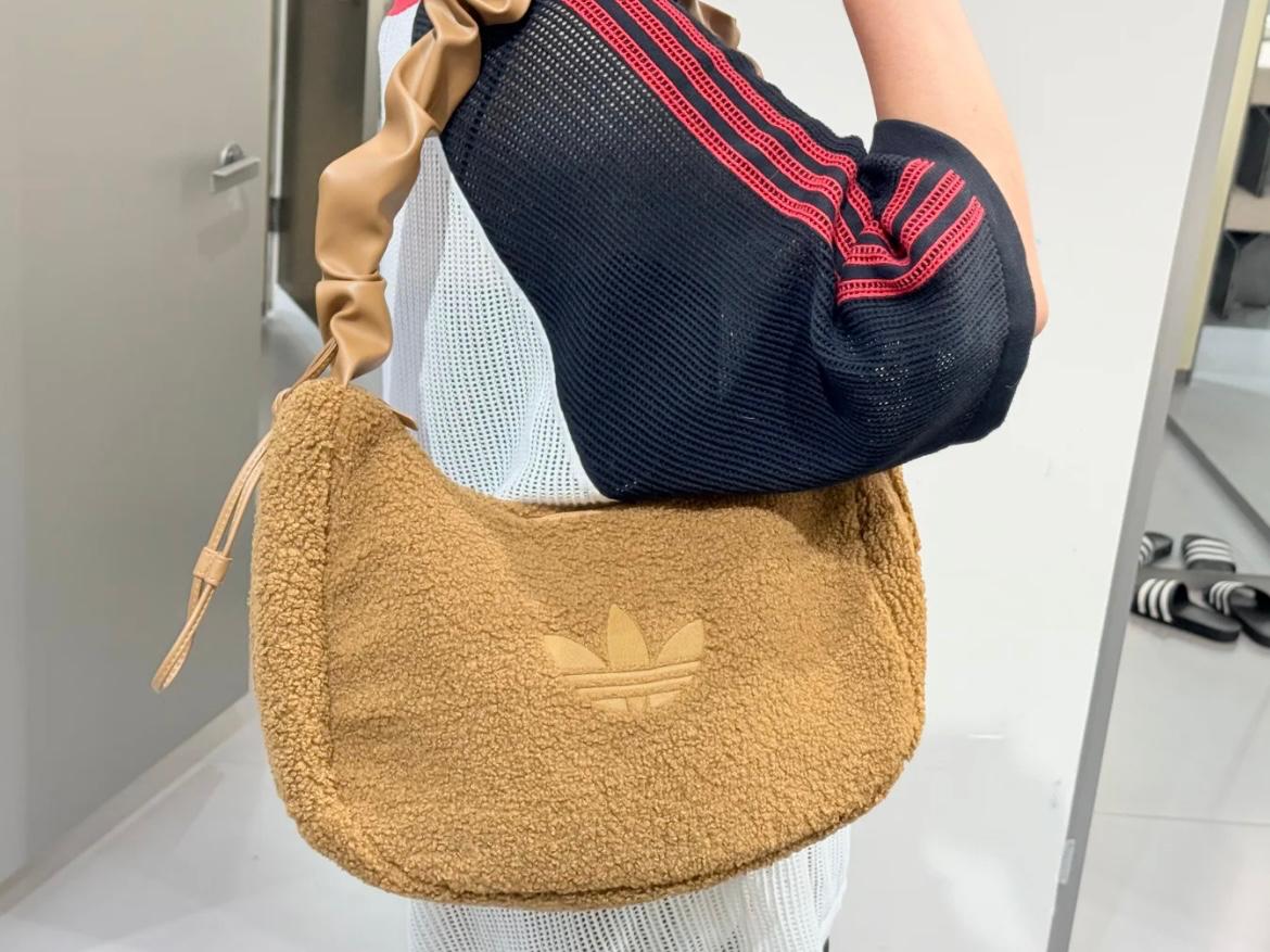 ADIDAS CORDUROY 毛毛雲朵袋 | 2 COLORS
