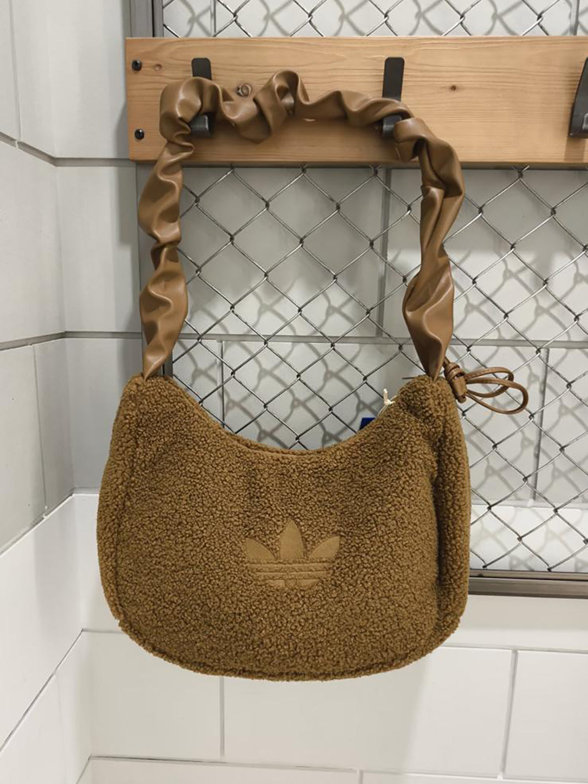 ADIDAS CORDUROY 毛毛雲朵袋 | 2 COLORS