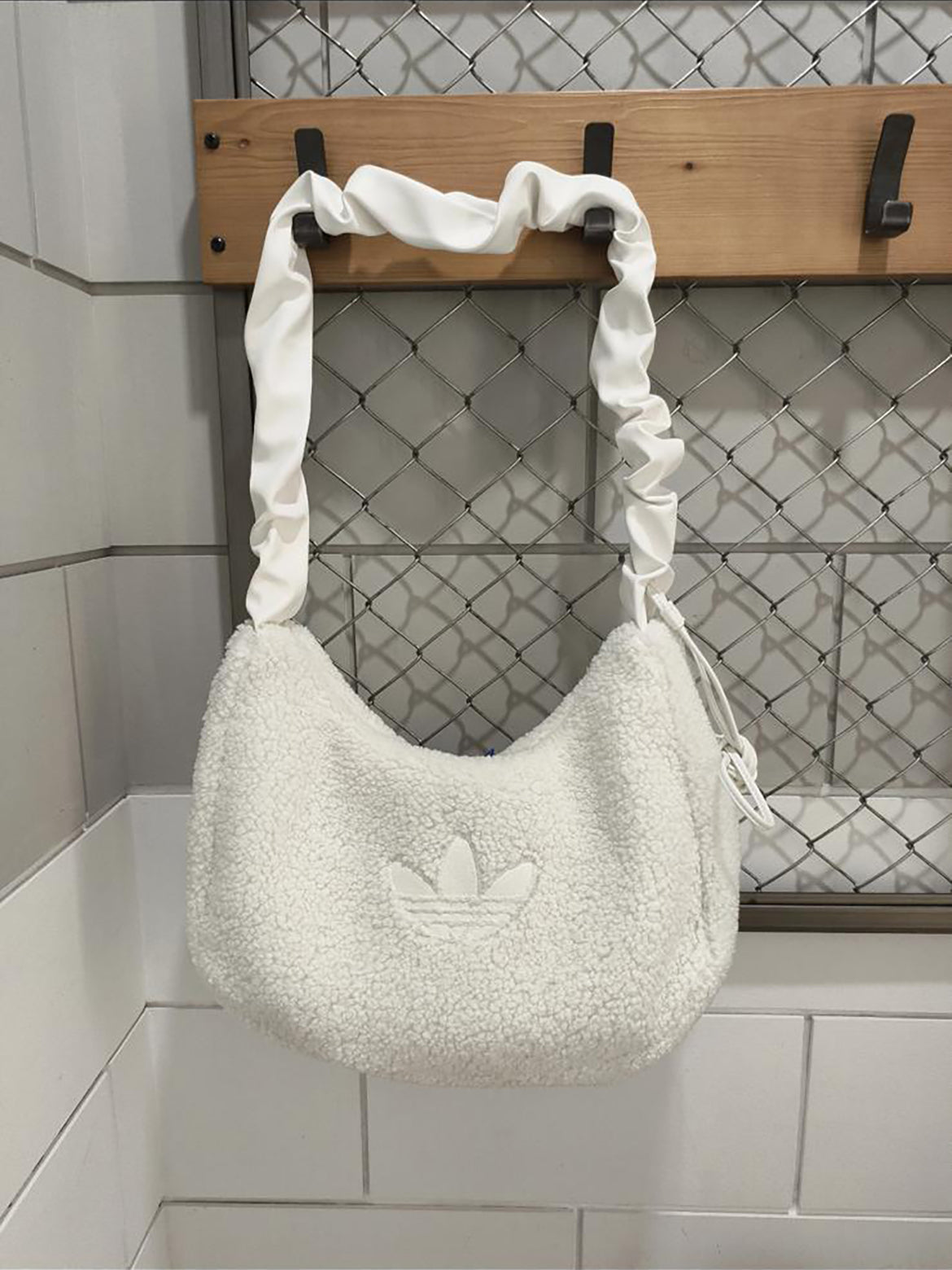 ADIDAS CORDUROY 毛毛雲朵袋 | 2 COLORS