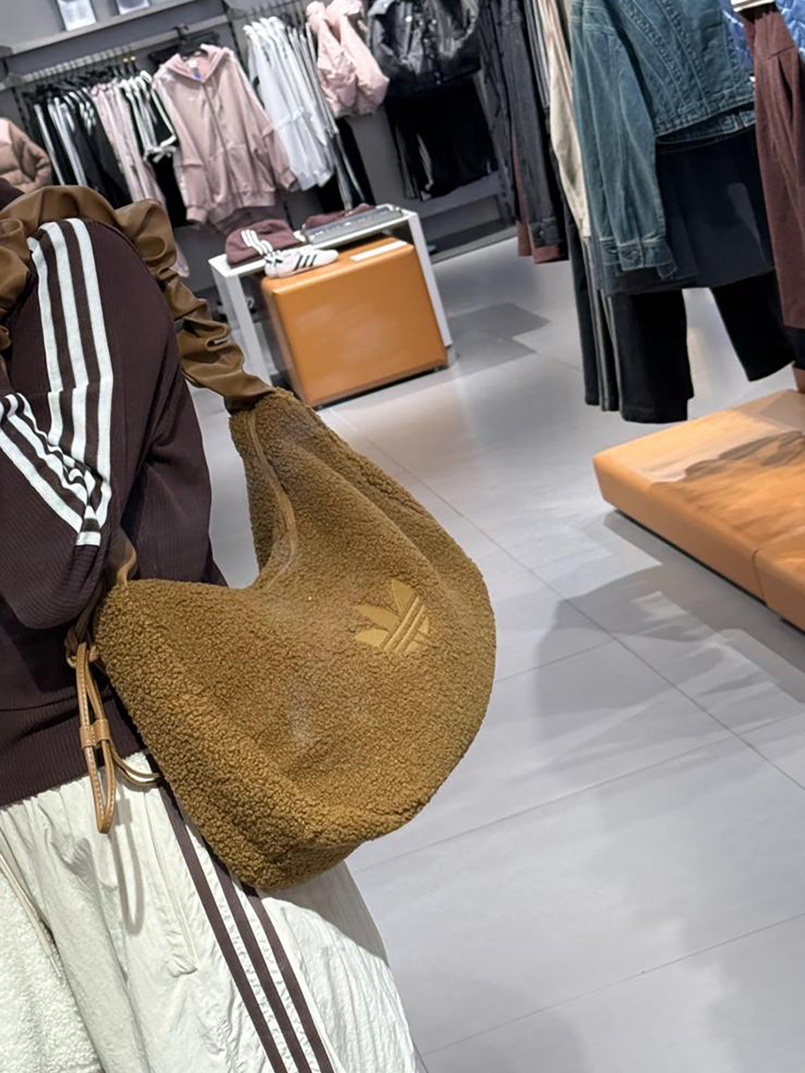 ADIDAS CORDUROY 毛毛雲朵袋 | 2 COLORS