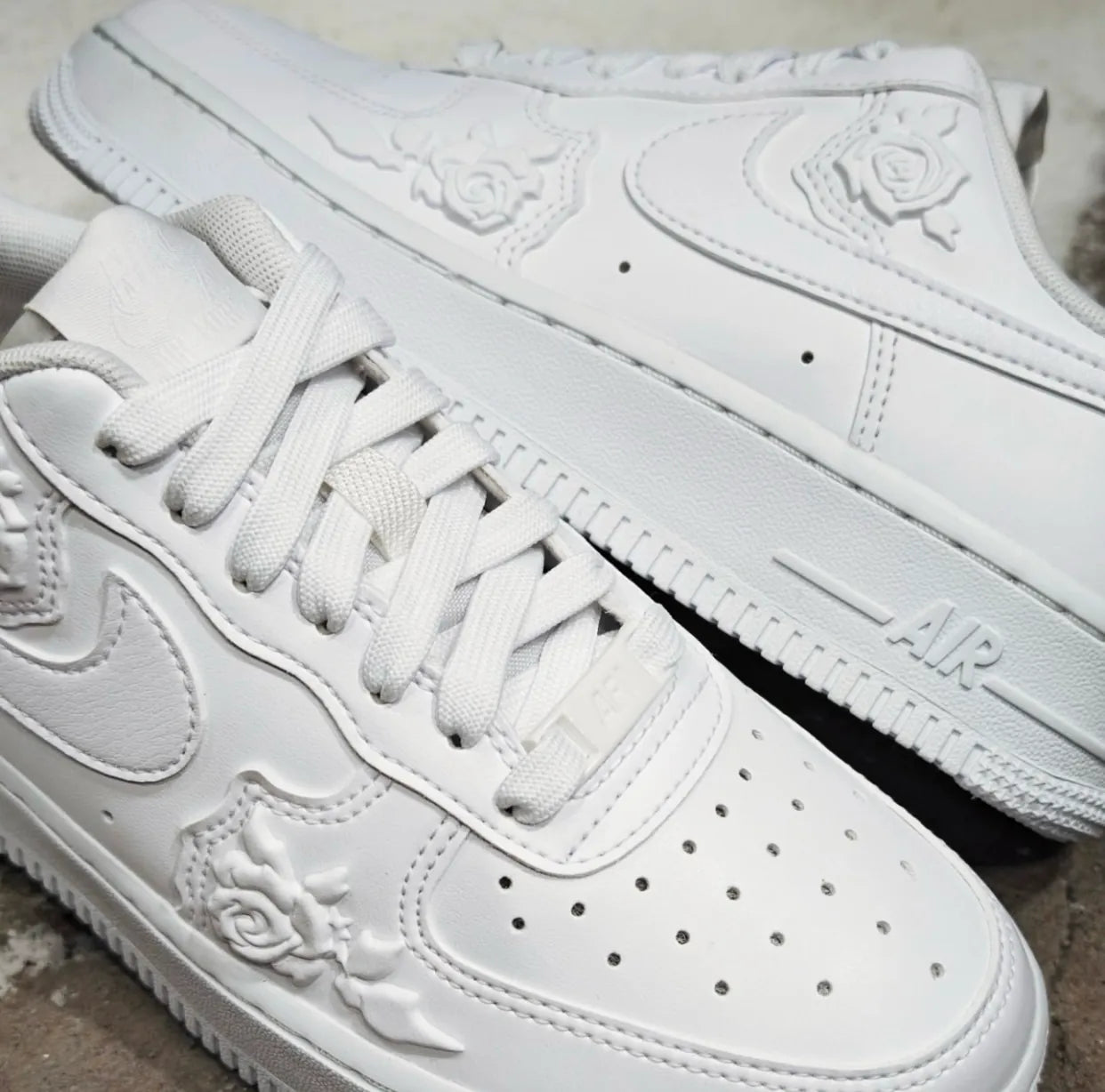 NIKE AIR FORCE 1 | EMBOSSED WHITE ROSE