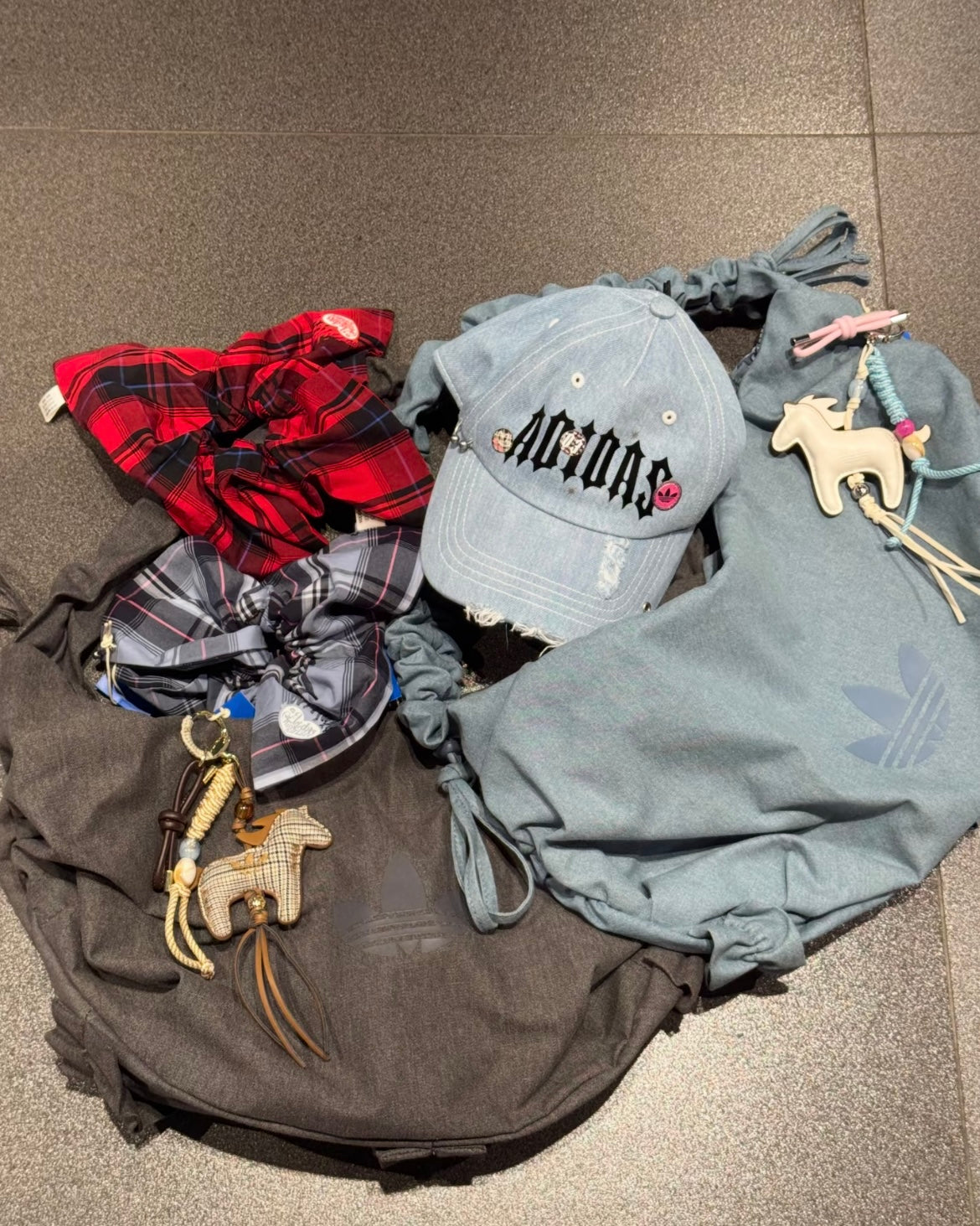 ADIDAS 馬年鎖匙扣 | 2 COLORS