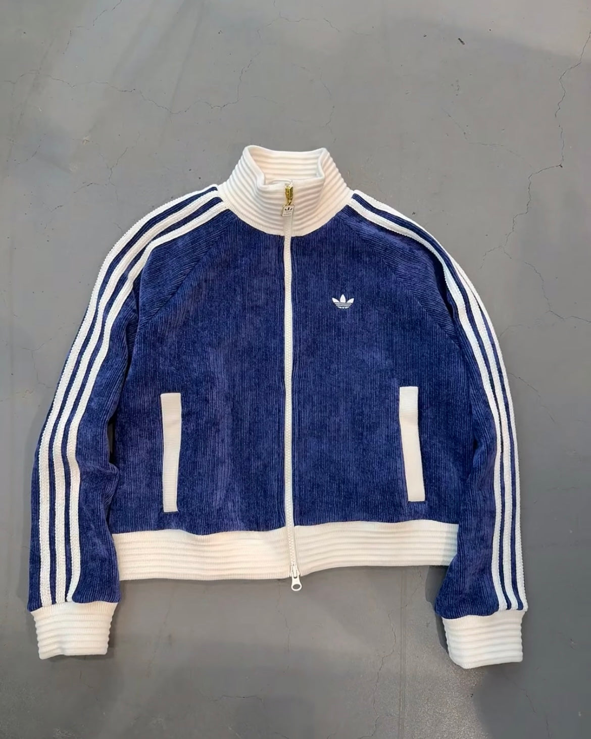 ADIDAS ORIGINALS 絲絨 JACKET | 2 COLORS