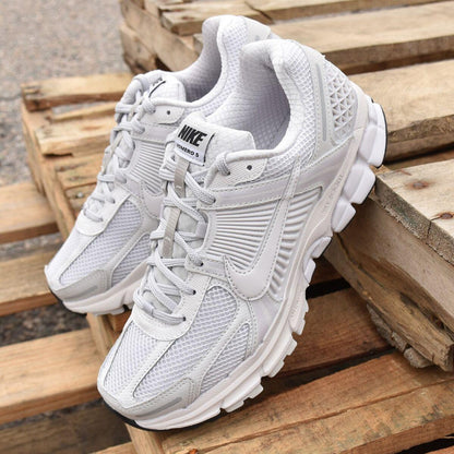 NIKE ZOOM VOMERO 5 | GREY WHITE