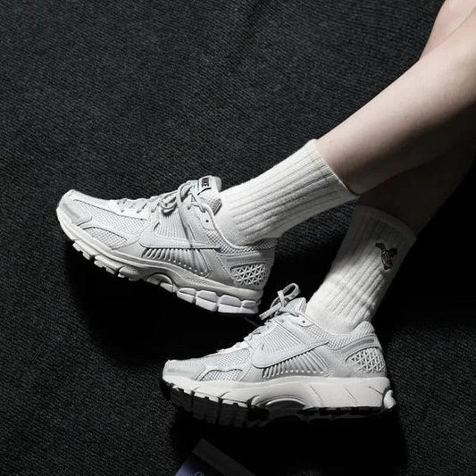 NIKE ZOOM VOMERO 5 | GREY WHITE