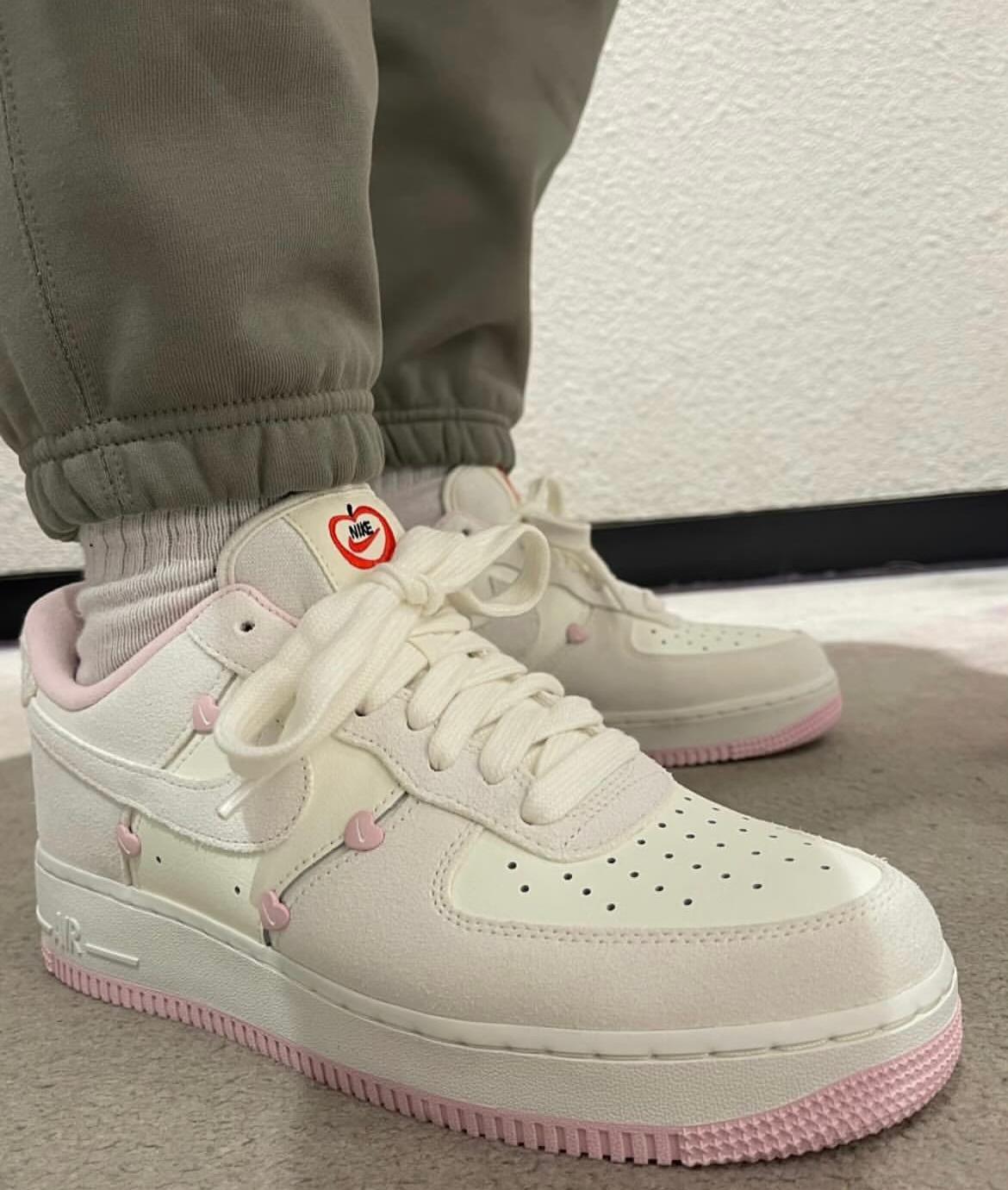 NIKE AIR FORCE 1 | HEART PINK