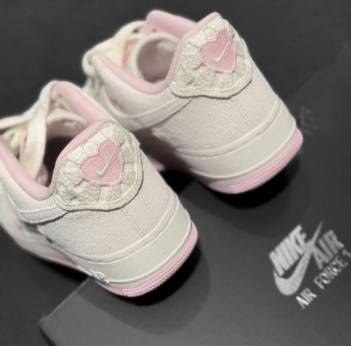 NIKE AIR FORCE 1 | HEART PINK