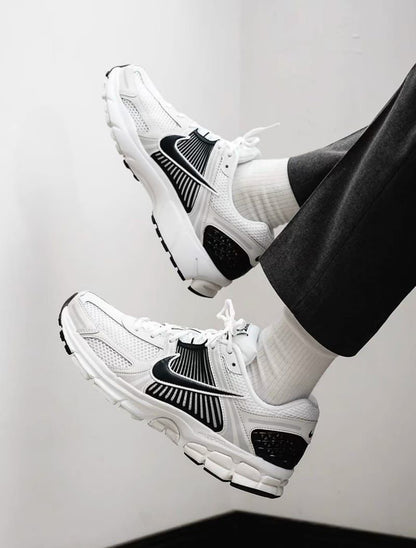 NIKE ZOOM VOMERO 5 | BLACK WHITE