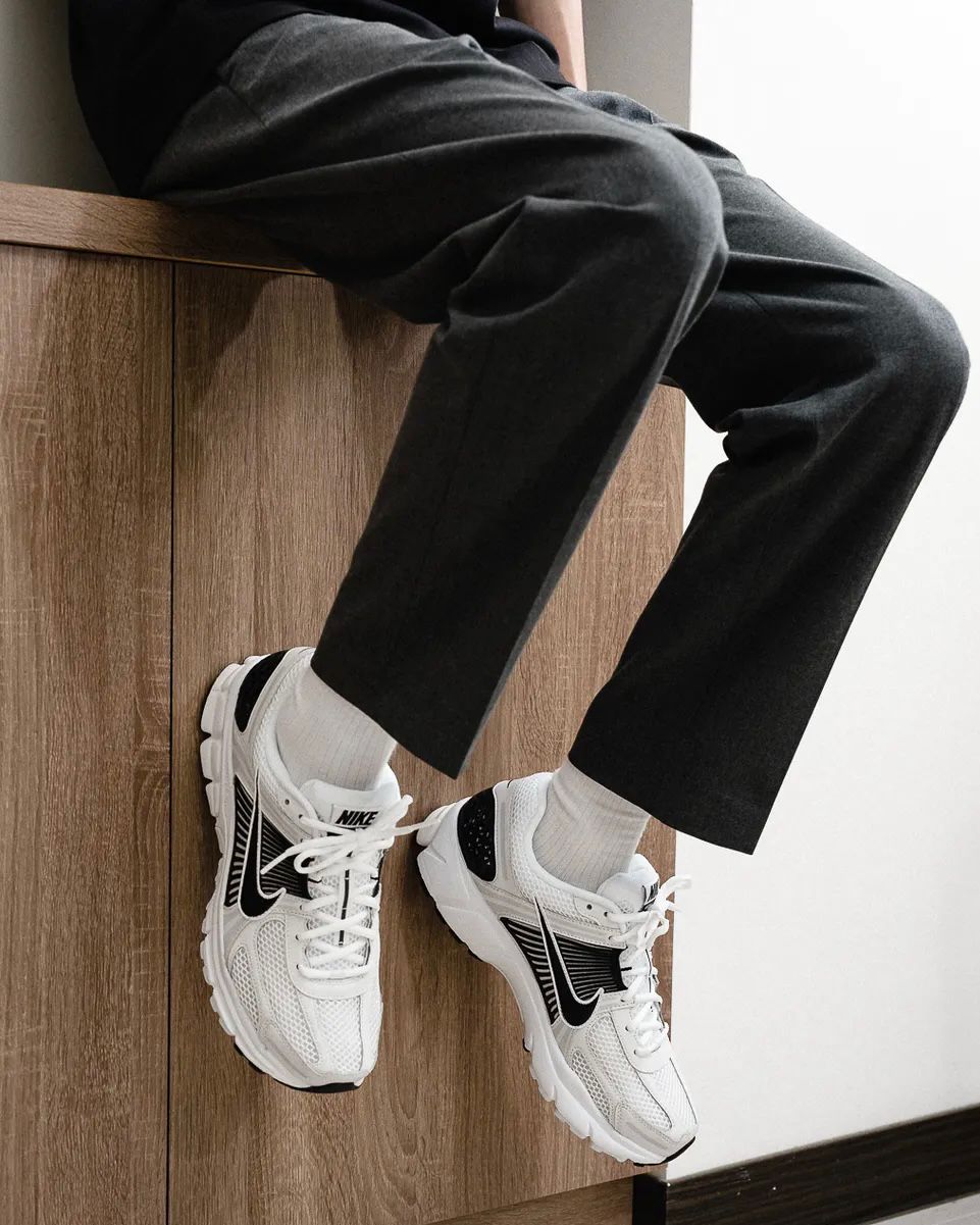 NIKE ZOOM VOMERO 5 | BLACK WHITE