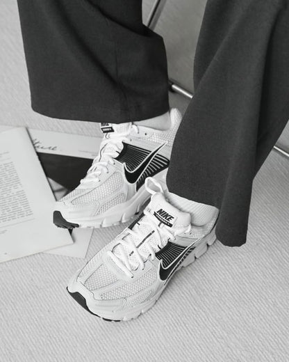NIKE ZOOM VOMERO 5 | BLACK WHITE