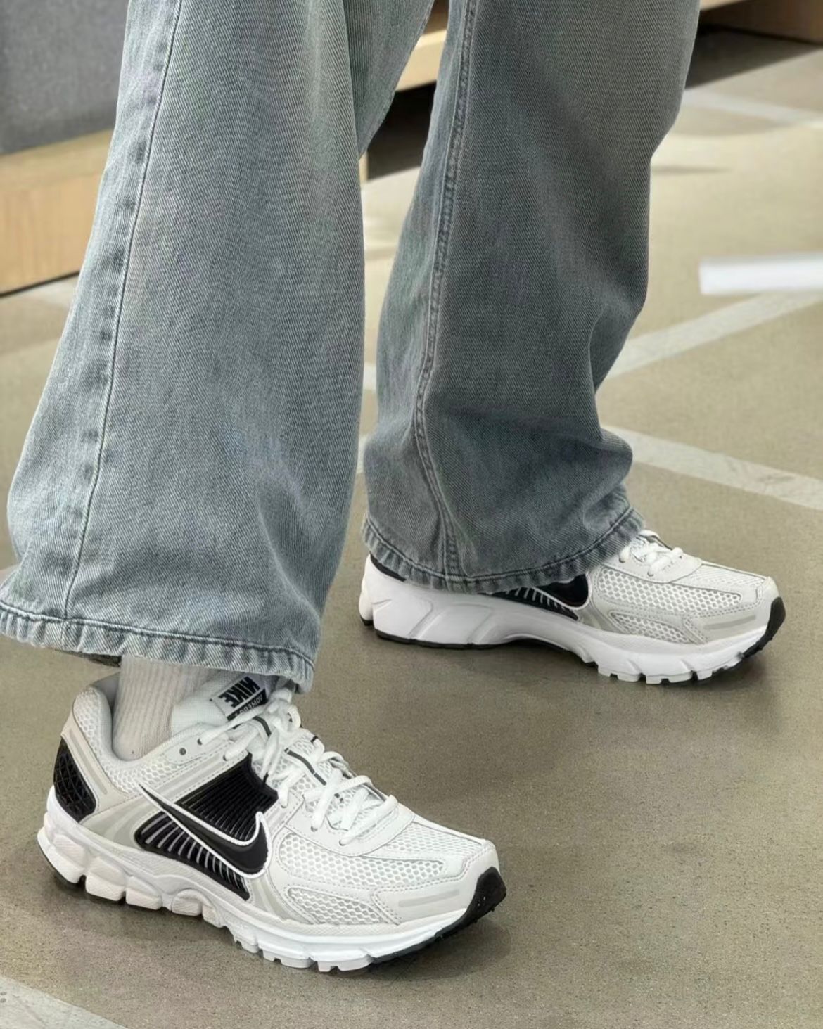 NIKE ZOOM VOMERO 5 | BLACK WHITE