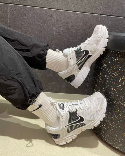 NIKE ZOOM VOMERO 5 | BLACK WHITE