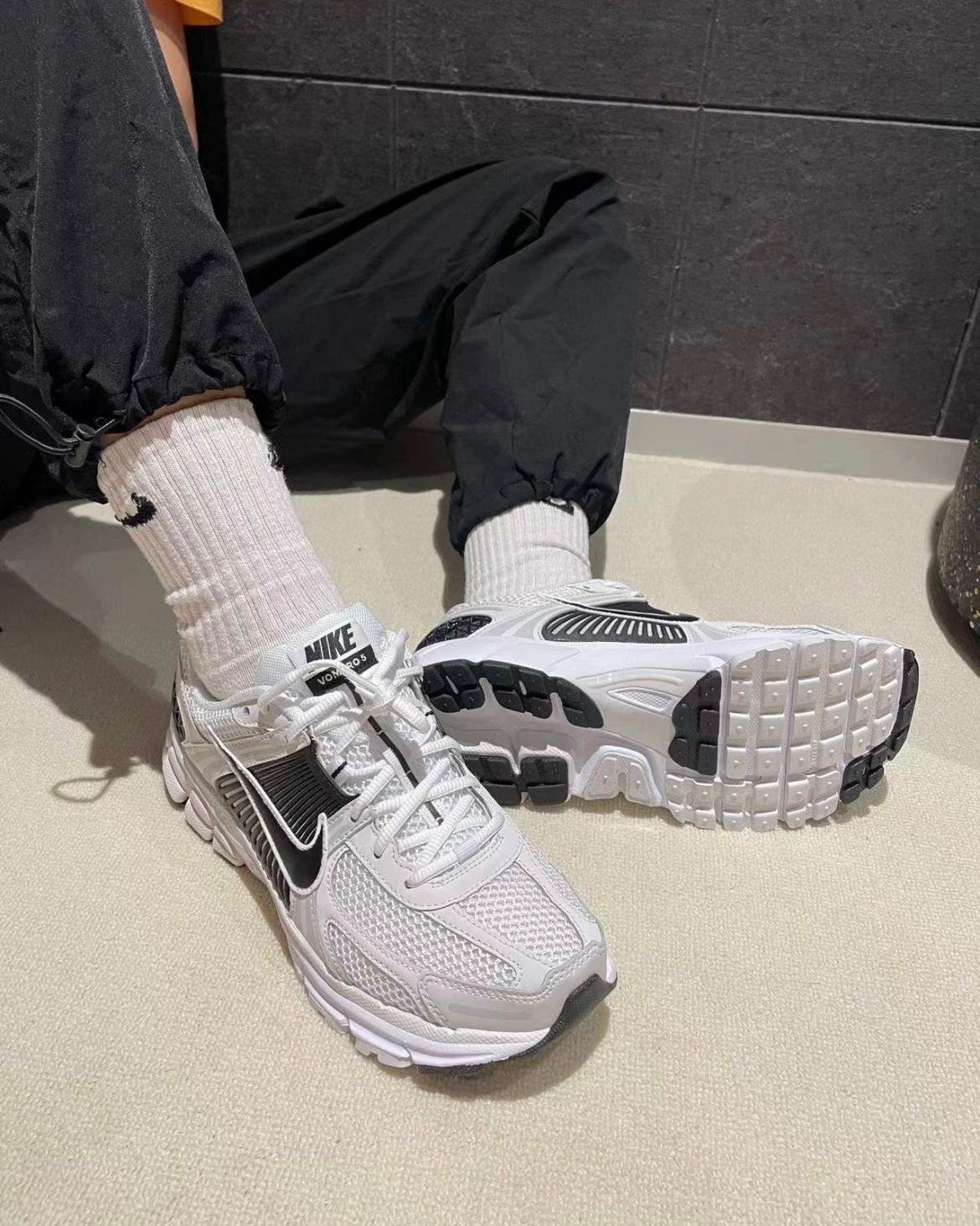 NIKE ZOOM VOMERO 5 | BLACK WHITE
