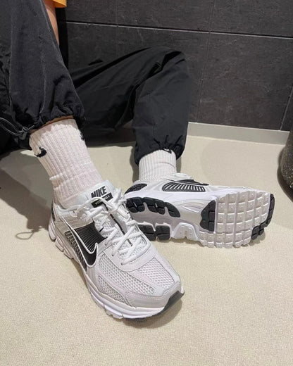 NIKE ZOOM VOMERO 5 | BLACK WHITE